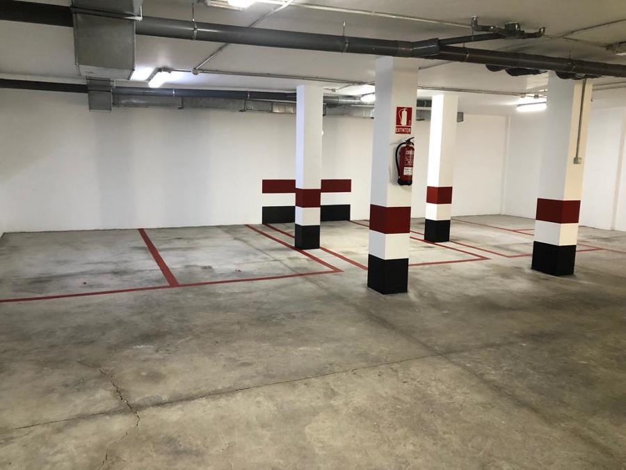 pintura interior de garaje columnas y líneas