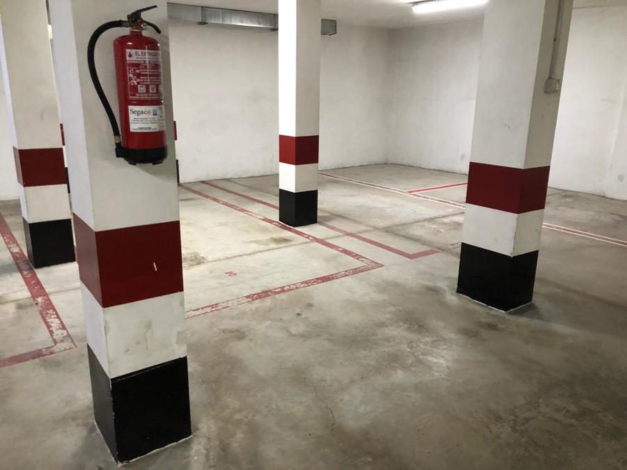 pintura interior de garaje columnas y líneas en el suelo