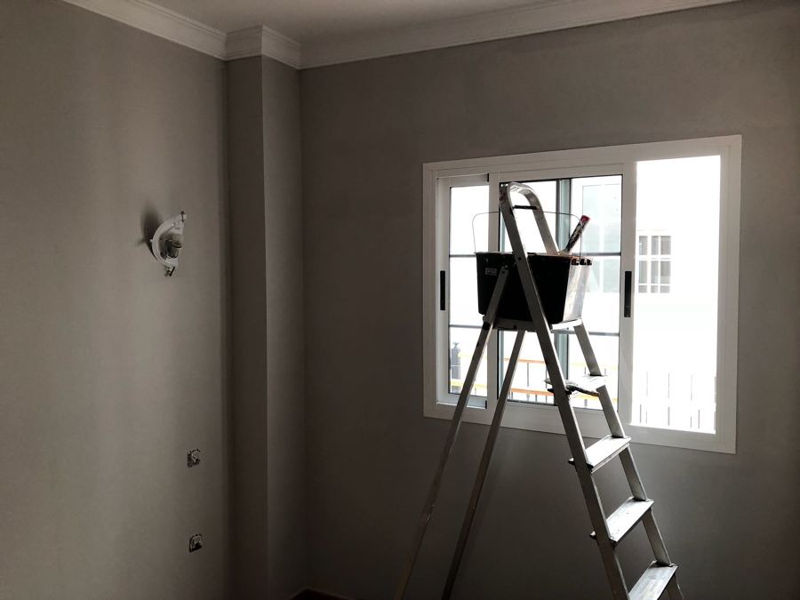 Pintura interior de vivienda habitación en color gris