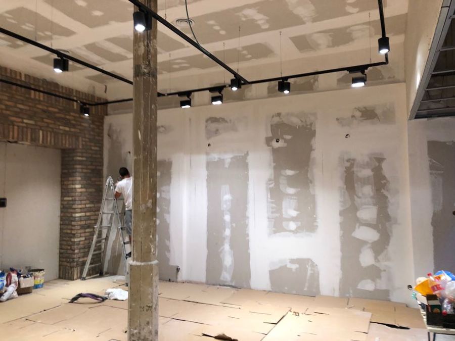 Pintura interior local comercial preparado de paredes