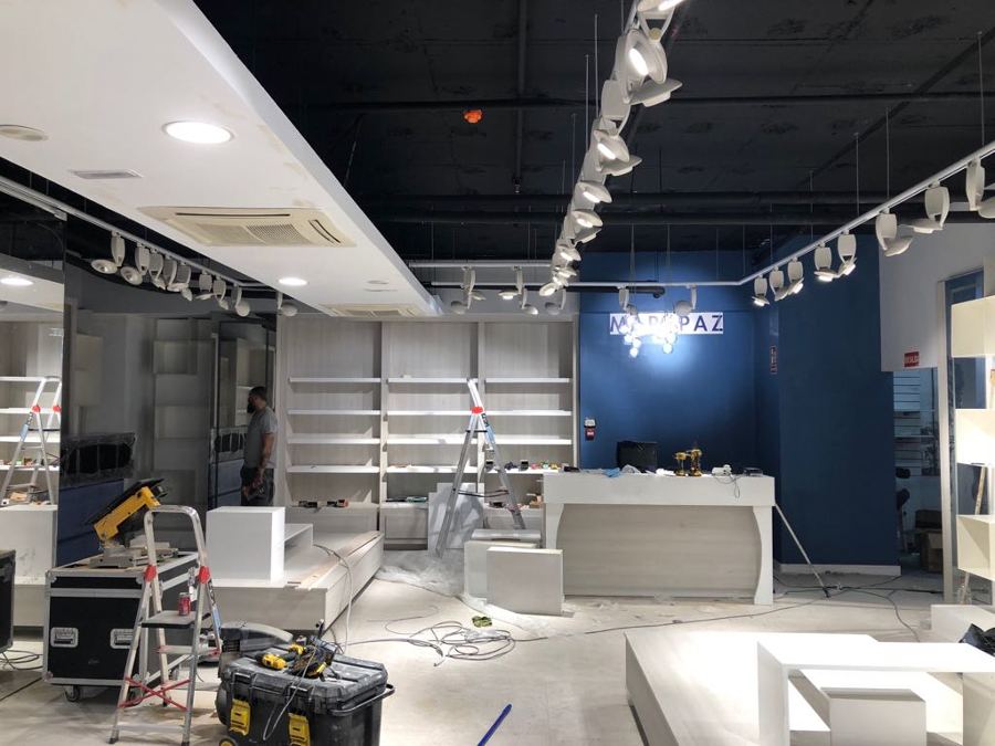 Pintura interior local comercial techo y fondo tienda azul