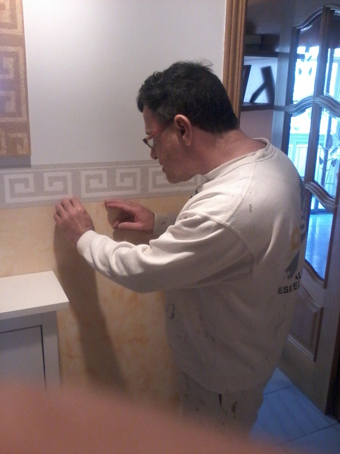 Pintura y cenefa de pasillo