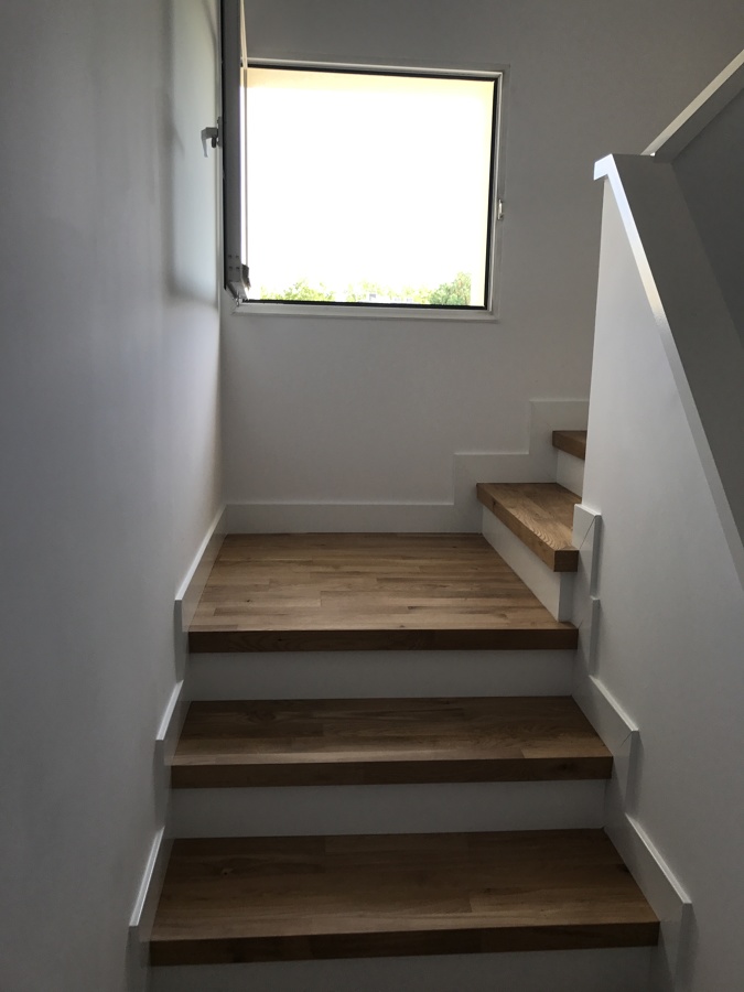 Pintura y colocación de tarima en madera MACIZA