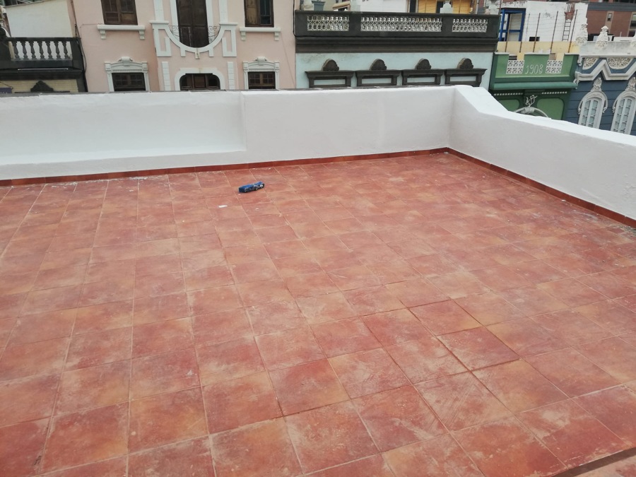Pintura y reparación de muros y pretiles en cubierta de azotea