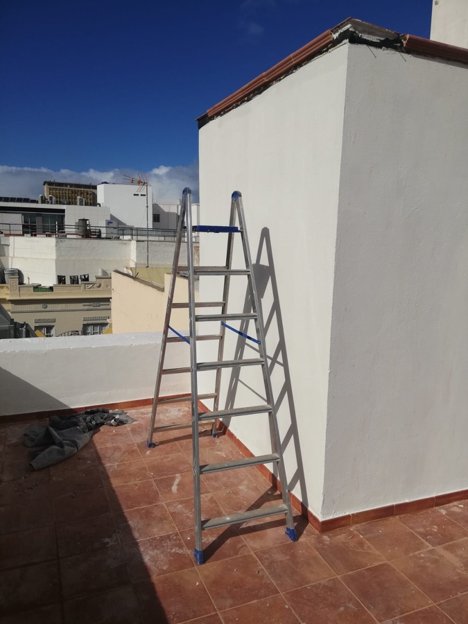 Pintura y reparación de pretiles en cubierta de azotea