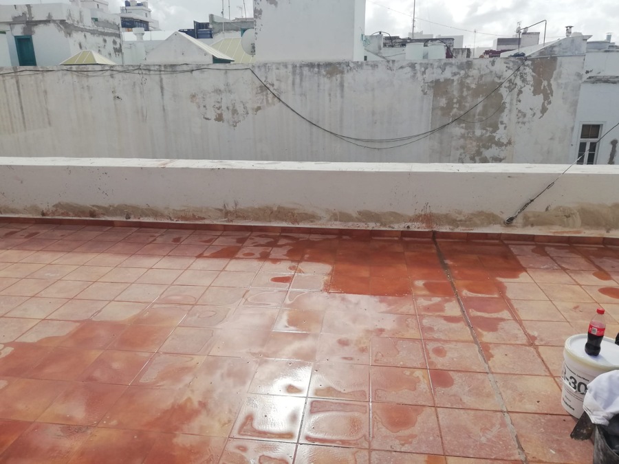 Pintura y reparación de pretiles en cubierta de azotea