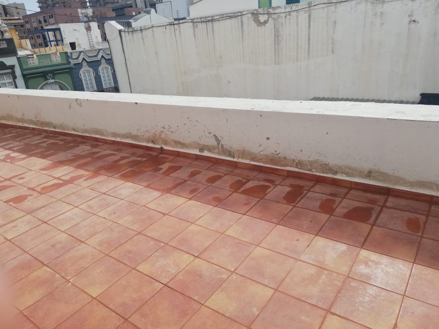 Pintura y reparación de pretiles en cubierta de azotea