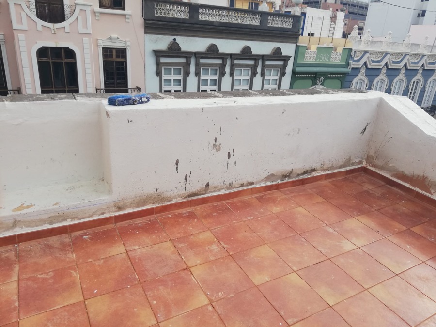 Pintura y reparación de pretiles y muros en cubierta de azotea