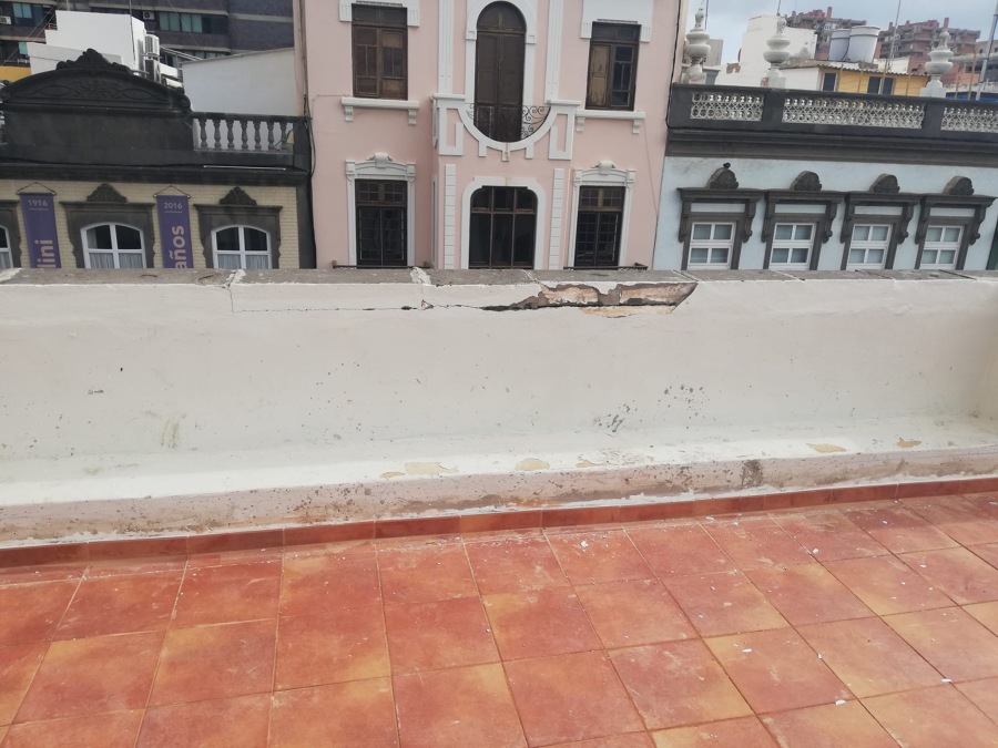 Pintura y reparación de pretiles y muros en cubierta de azotea