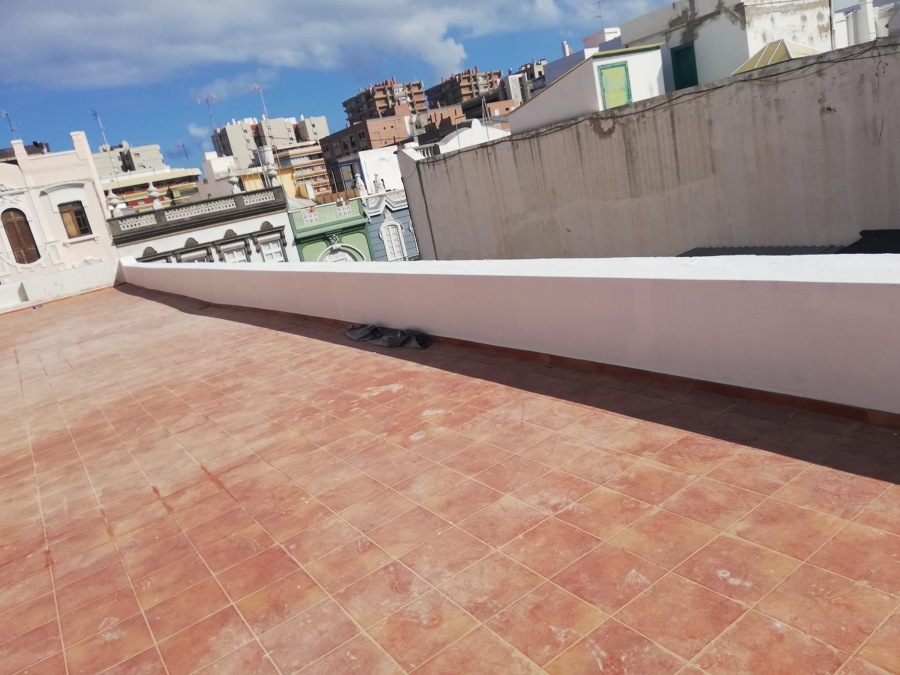 Pintura y reparación de pretiles y muros en cubierta de azotea