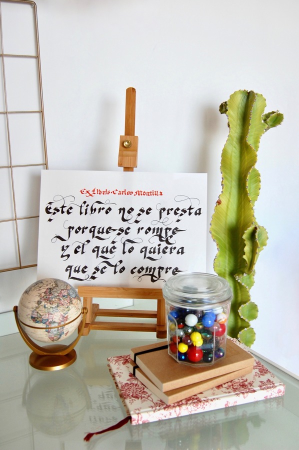 Pisa papeles con canicas