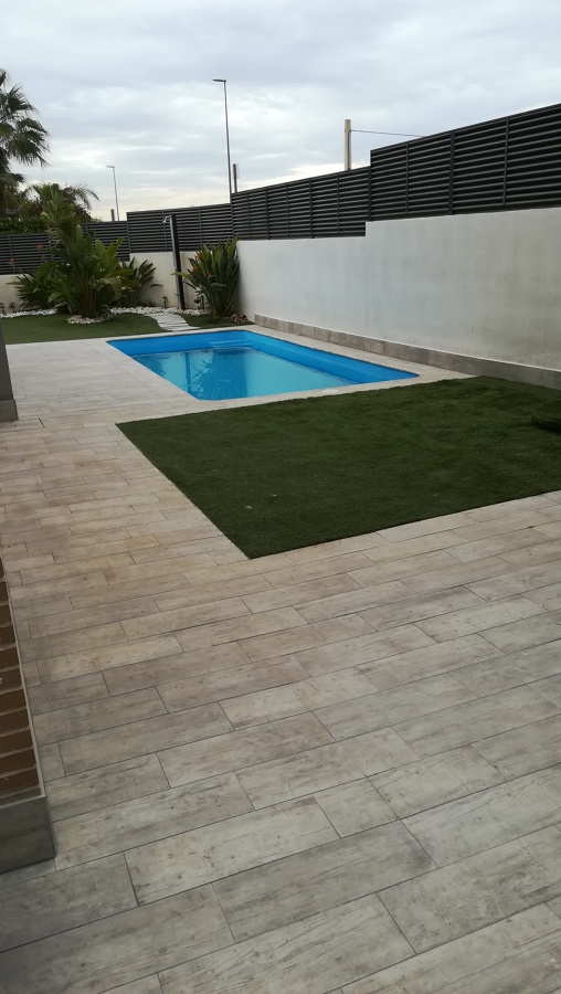 Piscina, cesped artificial y  ceramica imitacion madera
