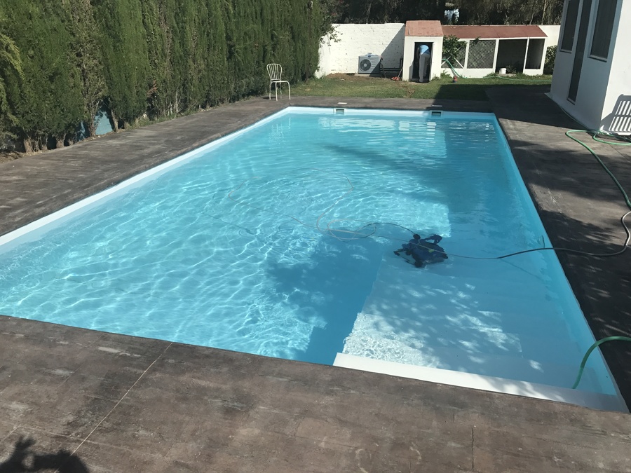 Piscina climatizada con bomba calor al fondo