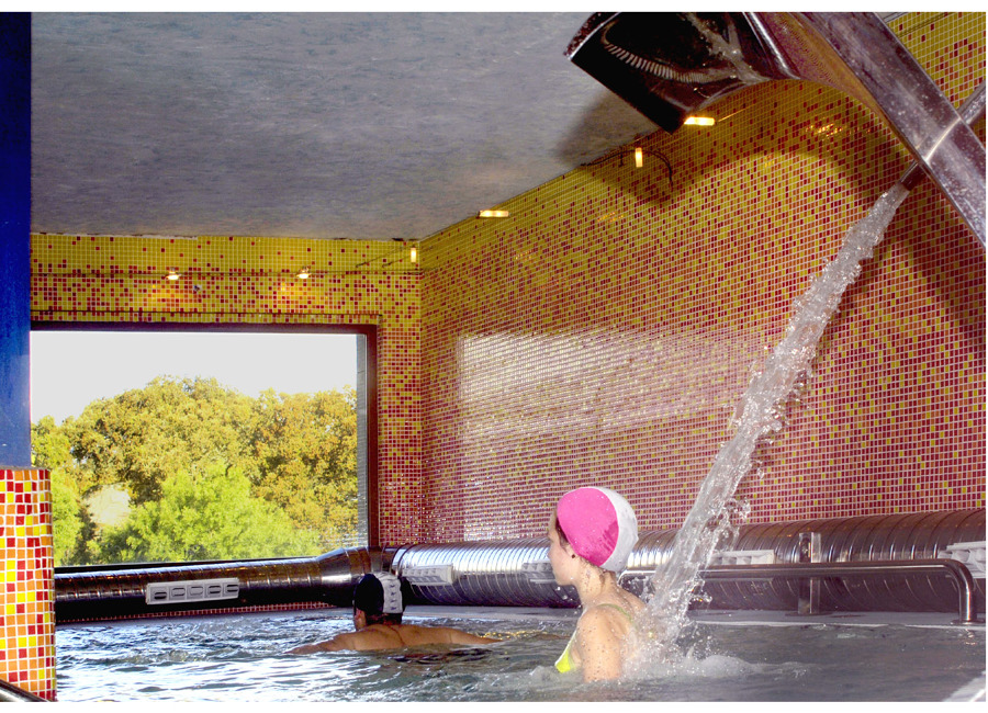 piscina climatizada con chorros