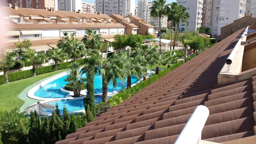 Piscina comunitaria, club social y viviendas adosadas