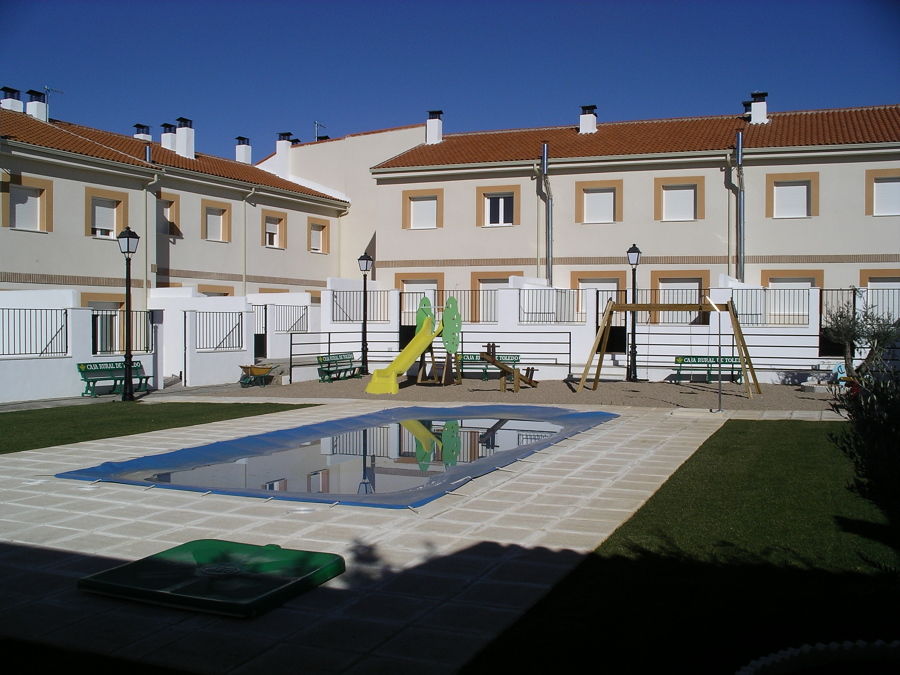 Piscina comunitaria y parque infantil