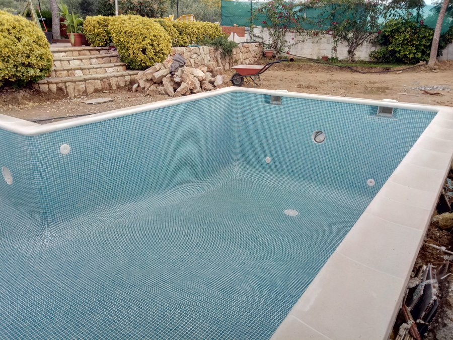 Piscina con doble filtración.