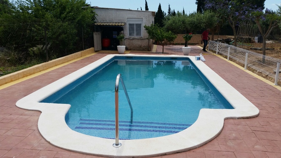 PISCINA CON ESCALERA EXTERIOR