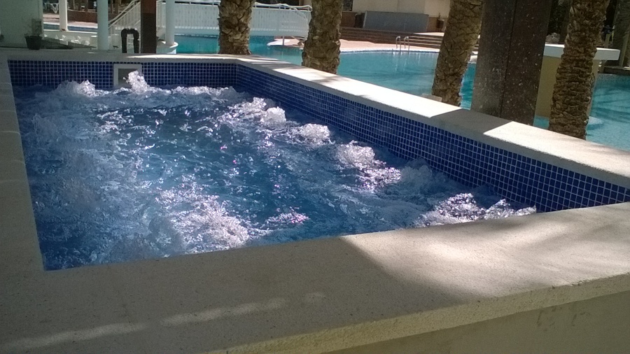 piscina con hidromasaje en Benidorm