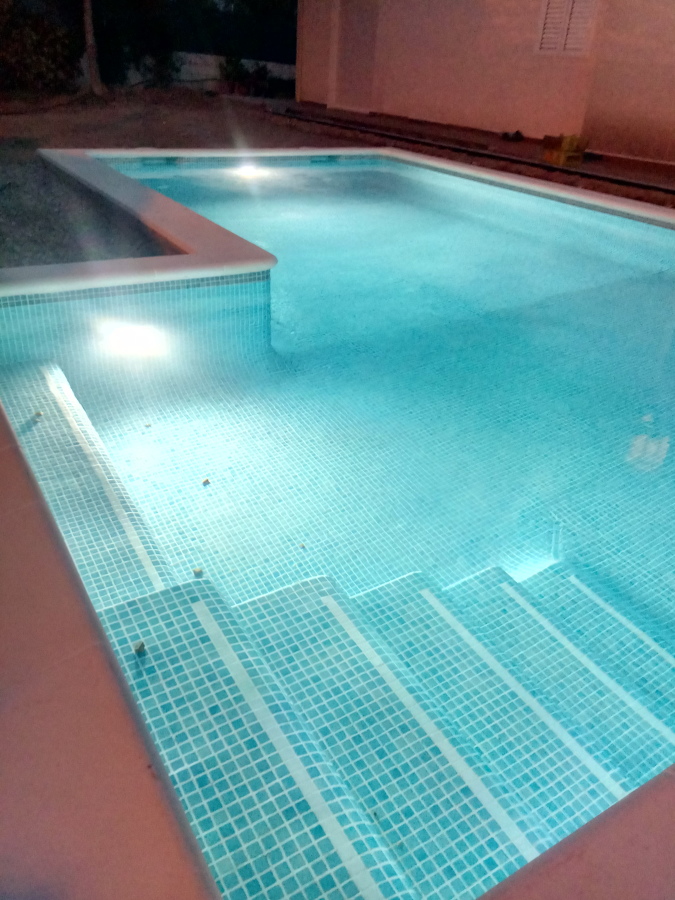 Piscina con iluminación leds.