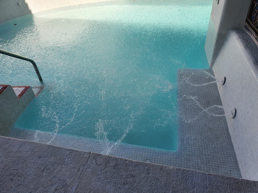Piscina con Jacuzzi