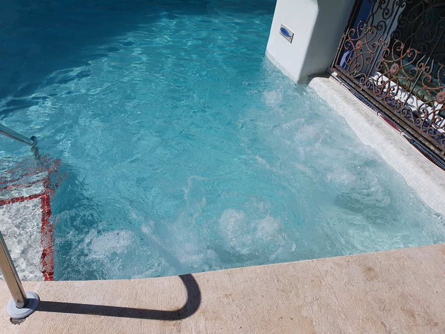 Piscina con Jacuzzi