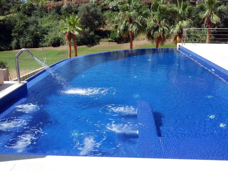 PISCINA CON JACUZZI INCORPORADO