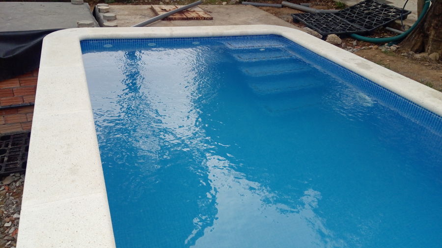 Piscina con la filtración en funcionamiento.