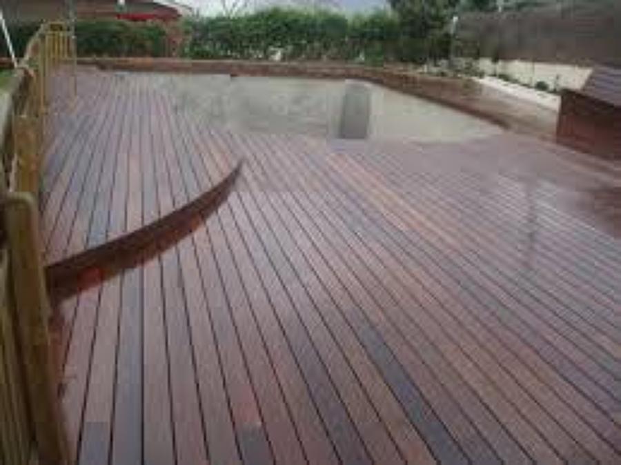 PIscina con madera