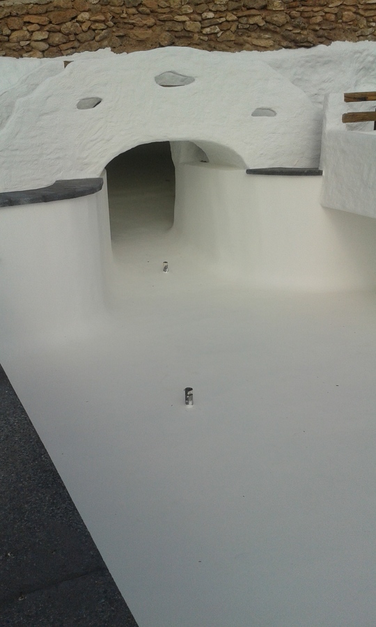 Piscina con parte en cueva con cascada