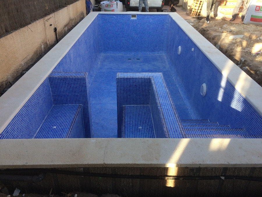 Piscina con sistema de seguridad antisucción en sumideros de piscina
