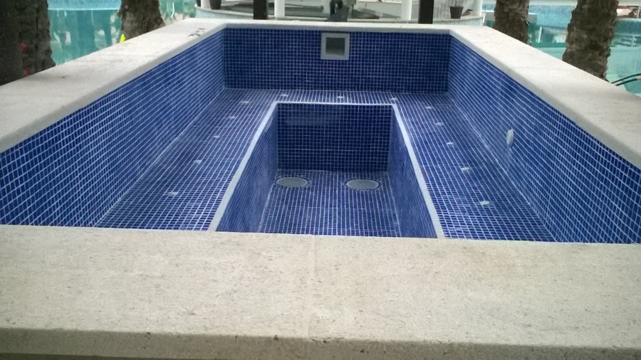 piscina con spá en hotel de Benidorm