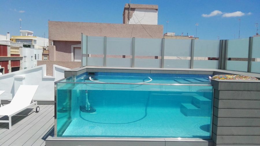 Piscina con ventanas en el techo de edificio