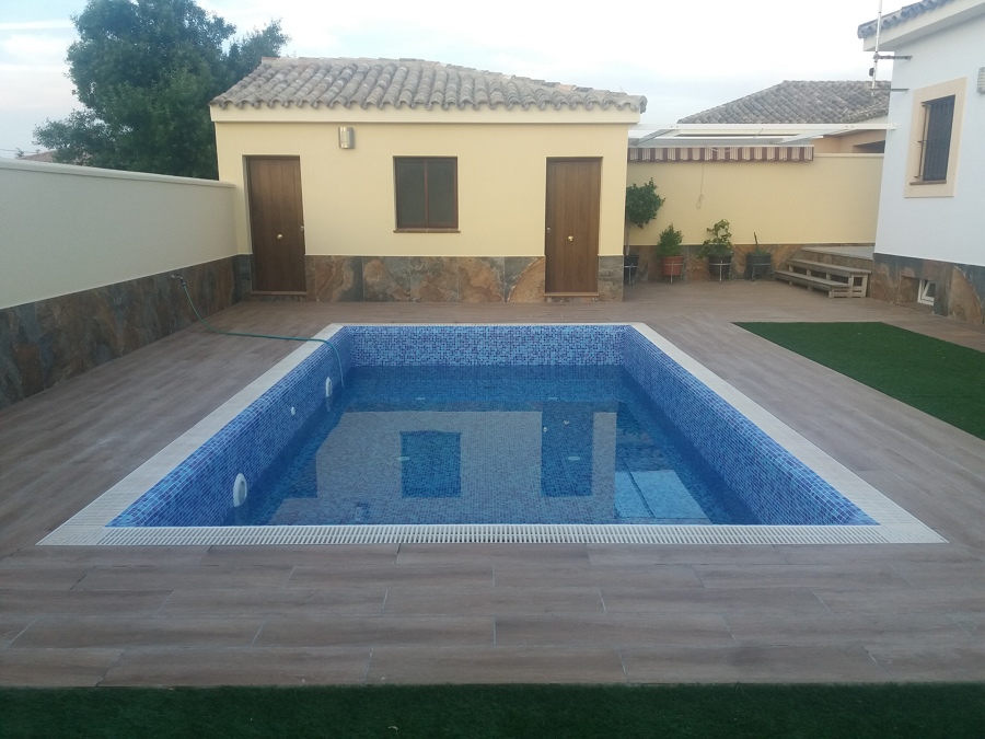 Piscina, Cuarto técnico y aseo con ducha