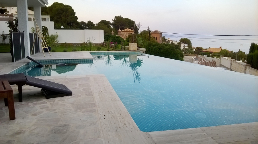 Piscina desbordante en Almuñecar