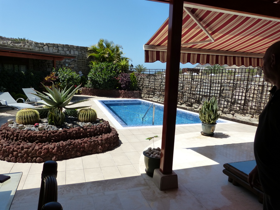 PISCINA DESBORDANTE EN OBRA Y GRESITE