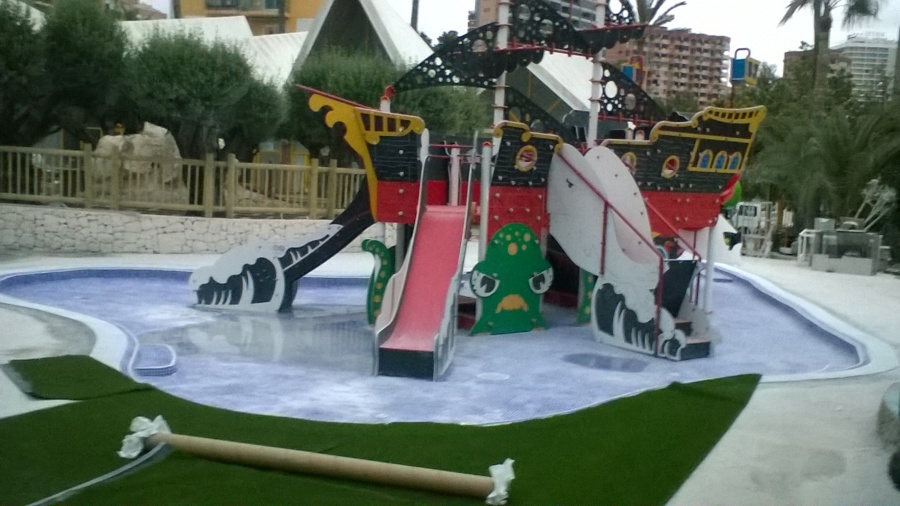 piscina desbordante lúdica en Benidorm