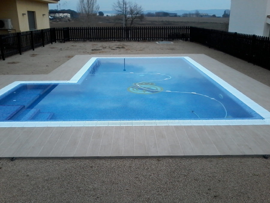 Piscina desbordante terminada