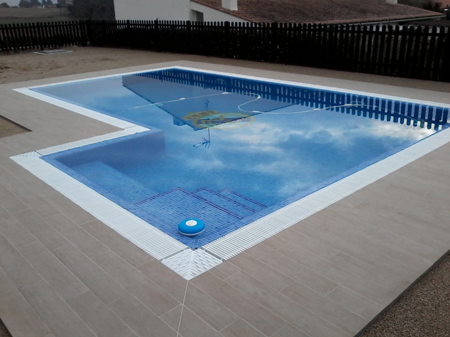 Piscina desbordante terminada