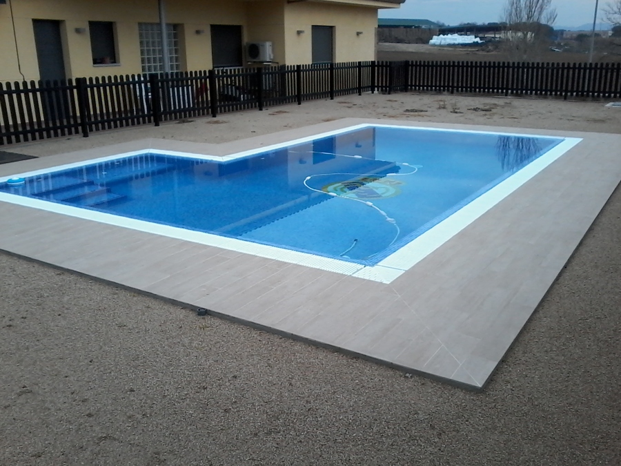 Piscina desbordante terminada