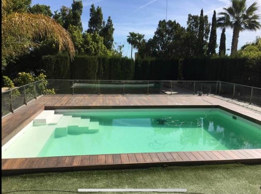 Piscina en gresite blanco.