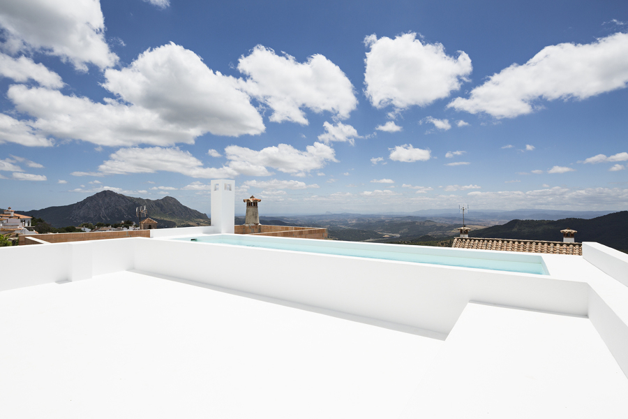 Piscina en las montañas 