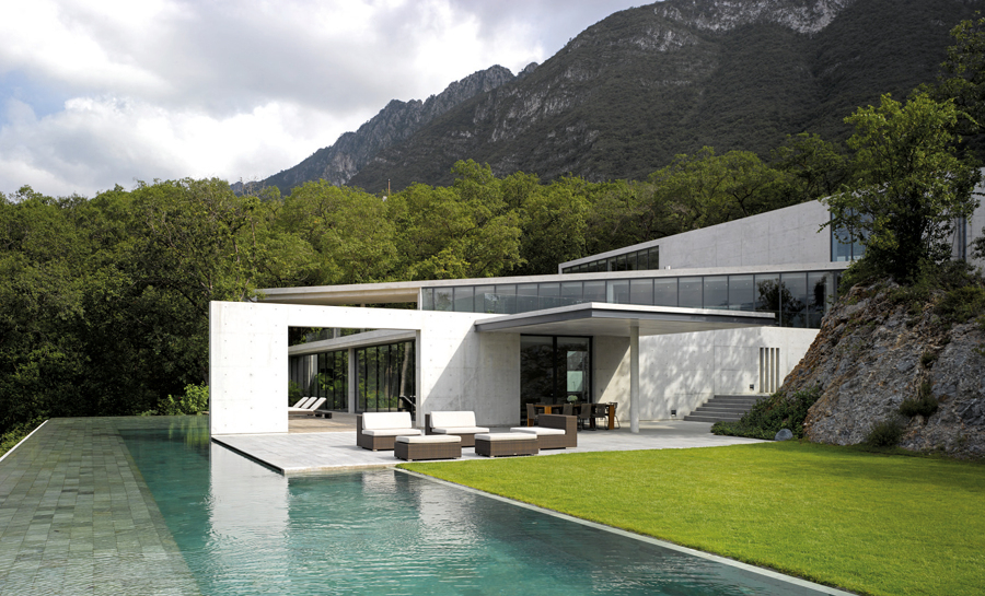 Piscina en medio de comatosa