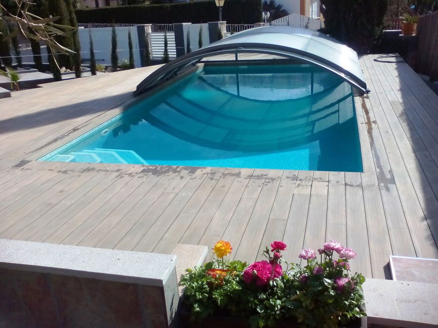 Piscina finalizada con terraza de madera