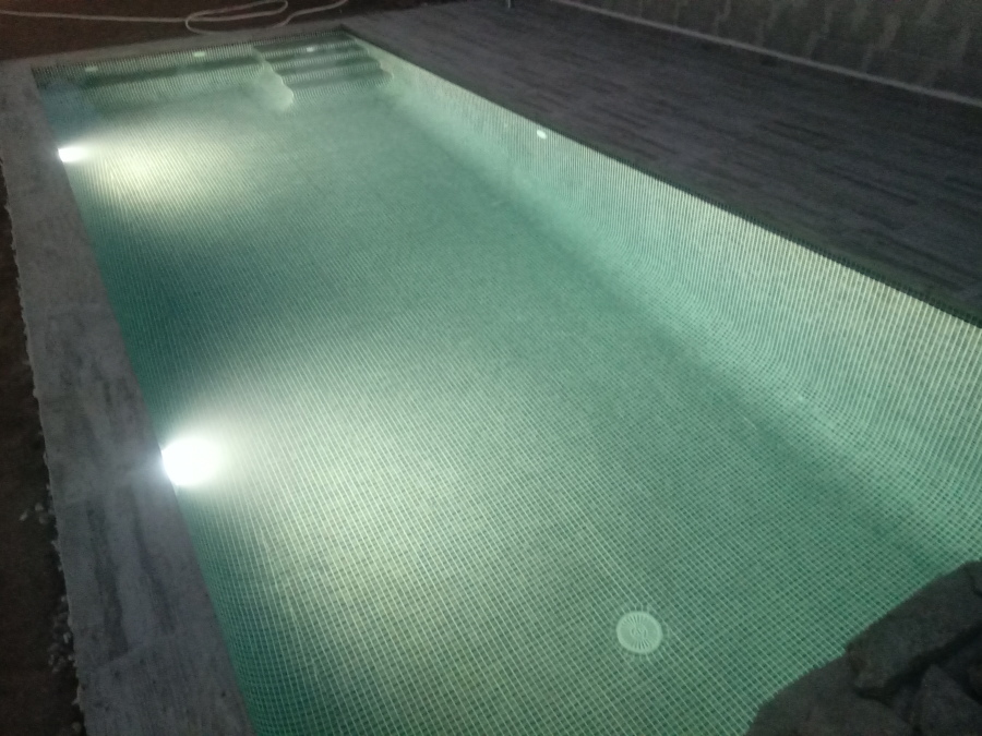 Piscina iluminada.