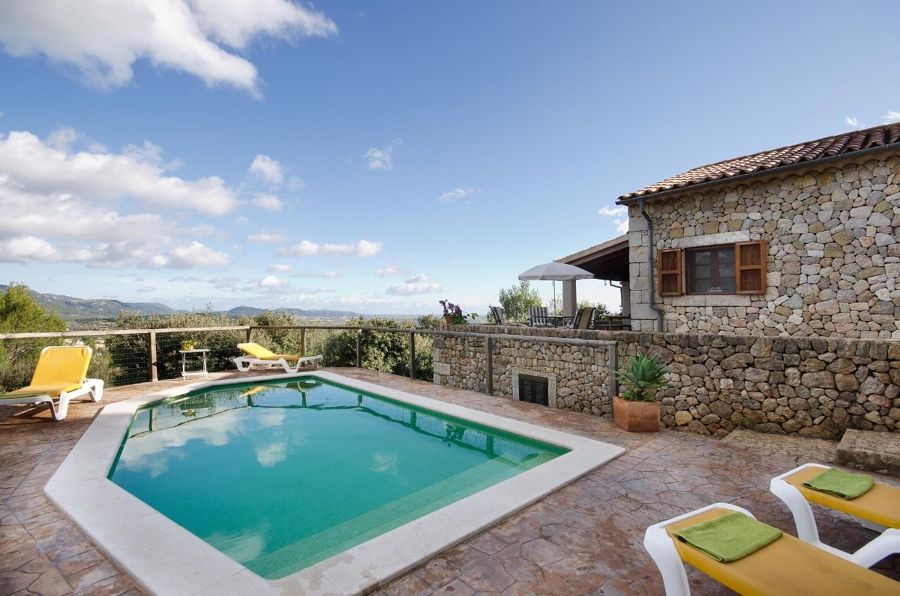 Piscina junto a casa de piedra