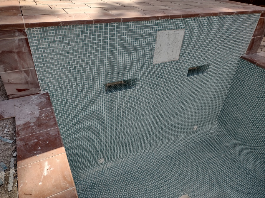 Piscina lista para llenar.