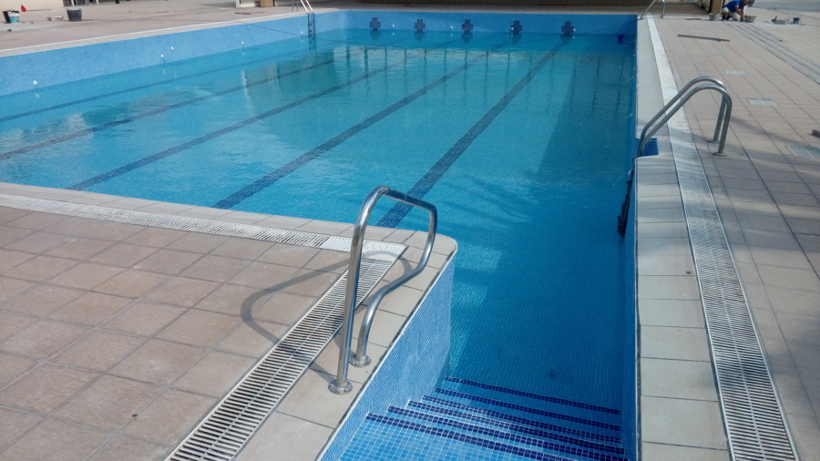 piscina municipal llenándose