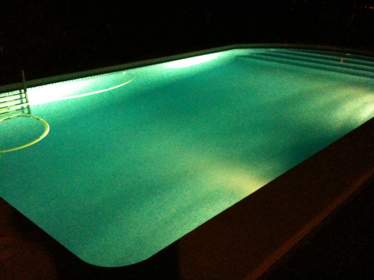 Piscina particular con luz.