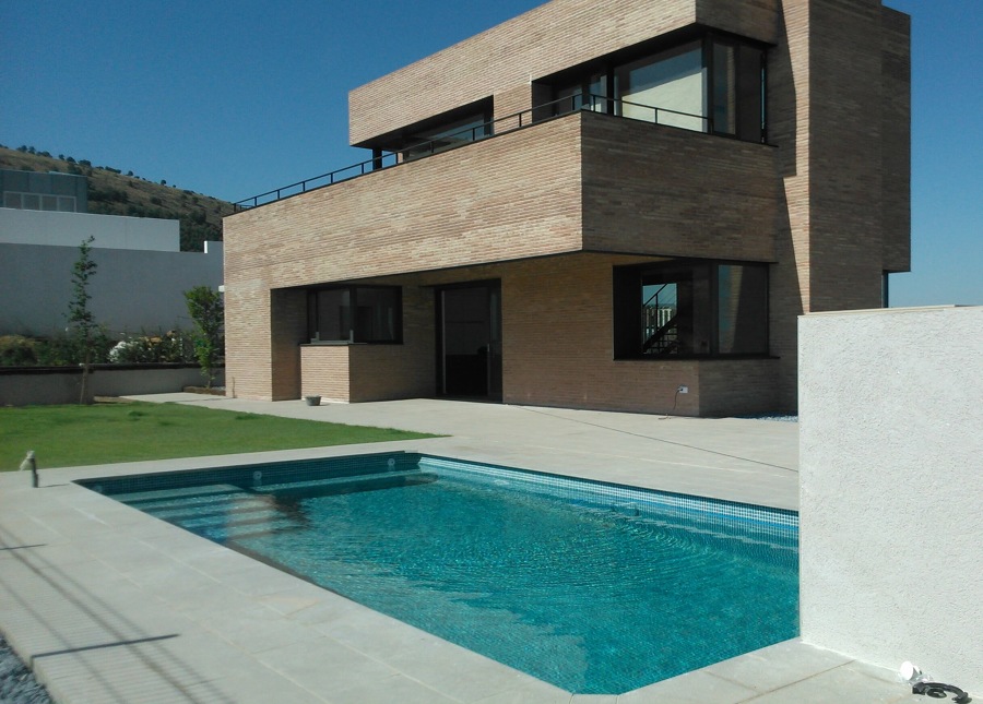 PISCINA RECTAGULAR CON ESCALERA Y BANCO INTERIOR